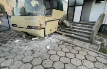 Autobus uderzył w budynek - WIELKOPOLSKA