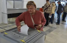 Niska frekwencja i nachodzenie ludzi w domach. Tak wygląda pseudoreferendum