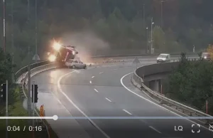 Przerażający wypadek ciężarówki - spada z mostu