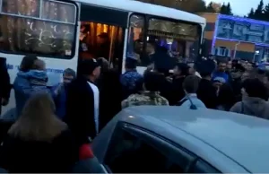 Wcielani do wojska Rosjanie protestują. Awantura przed autobusem