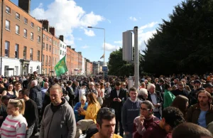 Tysiące ludzi w Dublinie potestuje przeciwko rosnącym kosztom życia