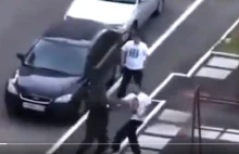 rosyjski żołnierz próbuje zmobilizować młodego na ulicy