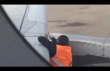 Naprawa samolotu taśmą klejącą