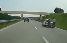 Pchanie samochodu na autostradzie A4 pod Wrocławiem. Tak się to kończy na tej...