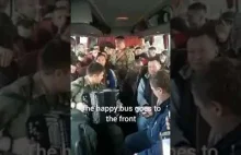 Radosny autobus wiezie rekrutów na mielone