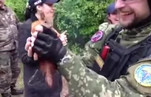Ukraińscy żołnierze i ich taktyczna wiewiórka bojowa