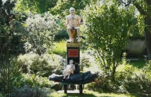 Czesi wspierają Ukrainę pomnikiem nagiego Putina na złotej toalecie