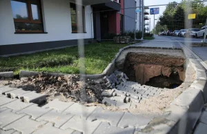 Kraków. Wielkie zapadlisko w chodniku w pobliżu nowego osiedla.