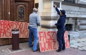 Transparenty z napisami „faszyści won z Polski” przed ambasadą Włoch