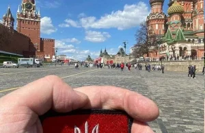 Ukrainiec przeszedł się z naszywką po placu czerwonym