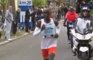 Ciekawa i odpowiedzialna praca pomocnika Kipchoge podczas maratonu w Berlinie.