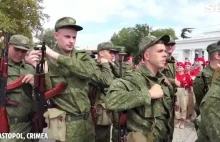 Rosyjscy rezerwiści pokazują swoje doświadczenie z noszeniem karabinu