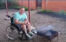 Porusza się na wózku inwalidzkim, mimo to Putin ciągnie go do wojska