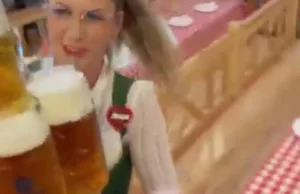 Kelnerka na Oktoberfest niesie 13 kufli piwa