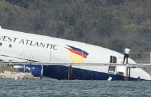 Samolot Boeing 737 z nosem w jeziorze. Niefortunne lądowanie we Francji.