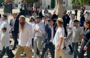 Żymianie w obstawie policji wypędzają modlących się Palestyńczyków z Al-Aqsa.