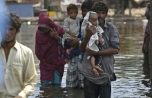 Pakistan, kobiety zostają w wiosce mimo powodzi