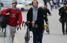 Rosjanie uciekają nawet na rowerach, ale wpadają na ostatnich metrach.