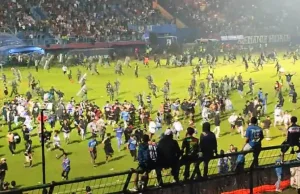 Horror w Indonezji. Ponad 120 osób miało zginąć po meczu piłki nożnej...