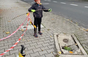 Dziura na środku chodnika zabezpieczona przez sześciolatka