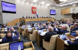 Duma zatwierdziła aneksję ukraińskich ziem. Więcej głosów "za" niż osób na sali.