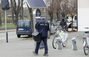 Listonosze zaglądają przez szyby aut i szukają radia. Potem przychodzą pisma...