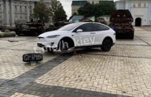Kijów: obok czołgów rosyjskich Tesla z odkręconym kołem