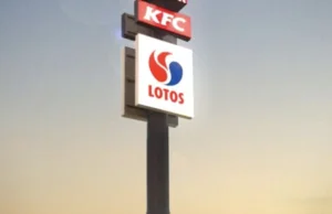 Gość z KFC świeci mi gębą po oknach.