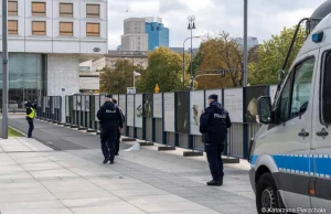 Wymiana płotu z pytaniem do Kaczyńskiego dzień przed miesięcznicą