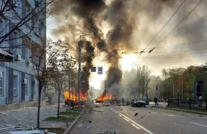 Potężne eksplozje w Kijowie. Płonące auta, wyrwy po wybuchach