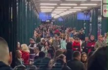 Kijów: Ludzie schowali się w metrze przed ostrzałem rakietowym