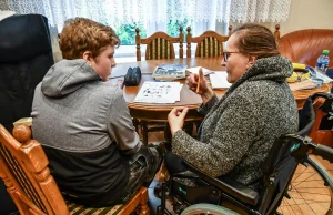 Niepełnosprawna nauczycielka z Bydgoszczy uczy w domu dzieci z Ukrainy