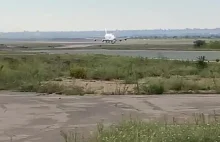 Boeing 747 Dreamlifter traci koło podczas startu
