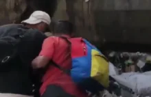 Tak działa socjalizm. W Wenezueli ludzie szukają jedzenia w śmieciach.