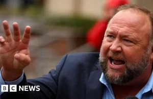 Alex Jones ma zapłacić 965 MILIONÓW DOLARÓW ofiarom strzelaniny w Sandy Hook