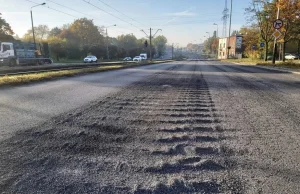 Jedno z największych polskich miast, jedna z główny ulic... zamiast asfaltu żwir