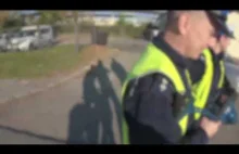 Policjantowi wydaje się, że rowerzysta omijał na przejściu dla pieszych