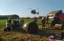 Dramat! Rolnik wciągnięty przez maszynę do belowania słomy. Na miejscu LPR