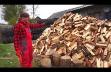Sołtys tłumaczy jak rąbać drewno.