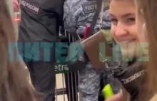 Rosyjska kobieta śmieje się z mężczyzny który chce uniknąć poboru na Ukrainę