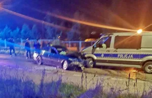 Pijany kierowca BMW uderzył w radiowóz, 6 osób trafiło do szpitala.
