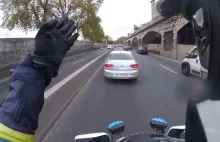 Policja eskortuje karetkę pogotowia w Paryżu
