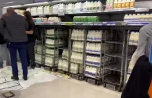 Wege julki wylewają litry mleka w sklepie