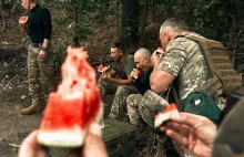 Ukraińcy jedzą arbuzy pod Chersoniem