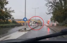 Pociąg przebił autobus na pół. Szokujące wideo