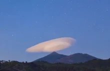 Chmura soczewkowata nad wulkanem Teide na Teneryfie