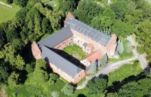 Średniowieczny zamek na Mazurach wystawiony na sprzedaż