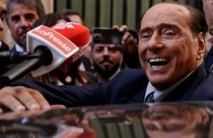 Berlusconi chwali zbrodniarza. Wymieniają się prezentami