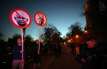 Protesty w Krakowie. Kaczyński przyjechał na grób brata na Wawel