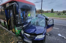 Zderzenie mazdy z autobusem w Lublinie. Dwie osoby nieprzytomne trafiły do...